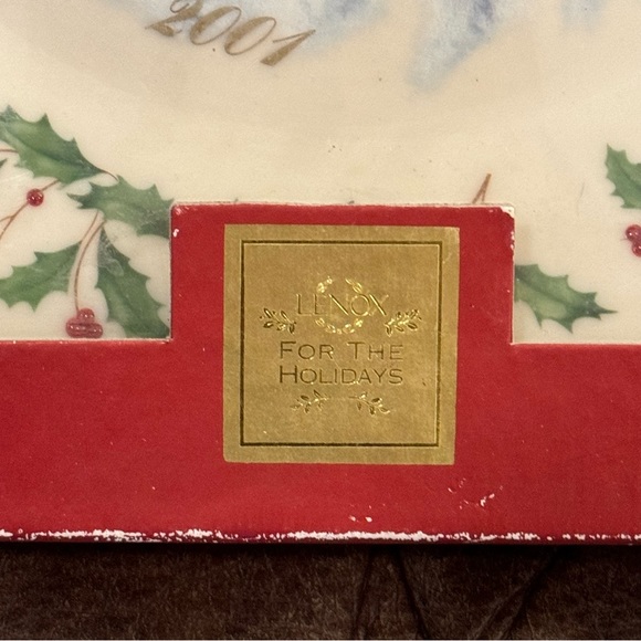 Santa’s Holiday Parade - 2001 Lenox Holiday Annual Christmas Plate - Picture 4 of 6